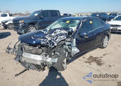 2014 Mercedes-Benz C 250 Sport z USA, uszkodzony, nr VIN WDDGF4HB8EA954545